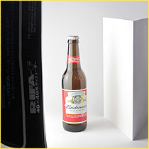 デジカメ撮影用ライトでビールのボトルを撮影している状況の写真