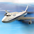 広角側で撮影した飛行機模型の画像