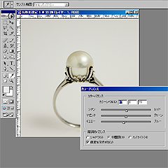 デジカメで撮影した真珠の商品写真の色を、画像加工ソフトで微調整しているイメージ画像