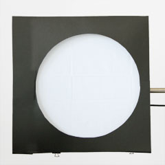 丸くくり抜いた黒い紙を被せた、撮影用照明RIFA(リファー)-F40×40cmの写真