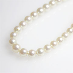 ネックレスの全体を撮影しているため、真珠の個々の形状などがわかりづらい商品写真
