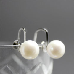 真珠のイヤリングの商品写真