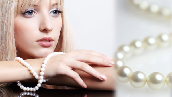 真珠を見に着けた女性の画像と合成した、真珠のアクセサリーの写真