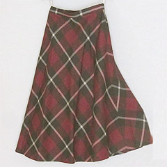 糸でスカートの裾を引っ張って広げて撮影したオークション写真の例１