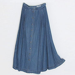 糸でスカートの裾を引っ張って広げて撮影したオークション写真の例２