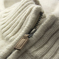 レフ板をやや離れた位置に置いてセーターの素材感を撮影した写真