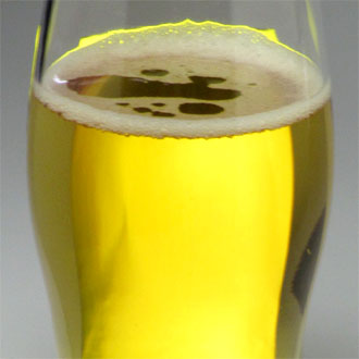 金色の反射板を使って撮影したビールの写真