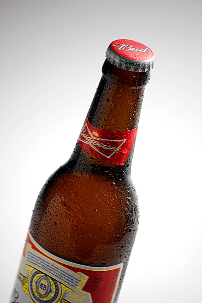 水滴をつけて撮影したビールのビンの商品写真