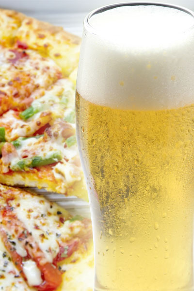 ピザの写真にビールの写真を合成した例１