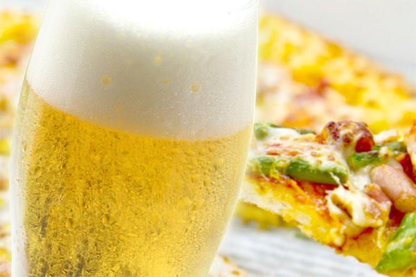 ピザの写真にビールの写真を合成した例２
