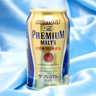 青いサテンの布を背景紙にして撮影した缶ビールの写真