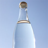 青空を背景にして撮影したお酒のボトルの商品写真