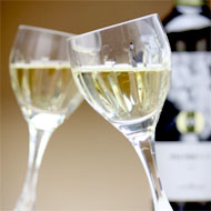 グラスを傾けて撮影したワインの商品写真