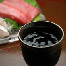 お刺身を小道具として使って撮影した日本酒の写真
