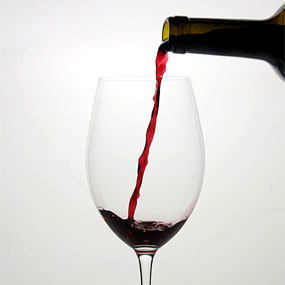 グラスに注ぐ瞬間を撮影したワインの写真