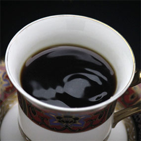 カップに注がれたコーヒーの表面に波紋をつけて撮影した写真