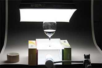 撮影用照明RIFA（リファー）－F40×40cmの他に、下からの照明を加えた撮影状況