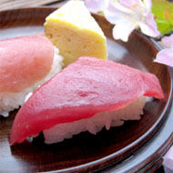 桜を小道具に使った寿司の写真