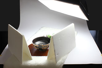 温かい蕎麦を撮影するセッティング状況の写真