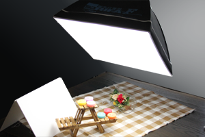 デジカメ撮影用ライトRIFA（リファー）-F40×40cmを使ってキャンドルを撮影している状況