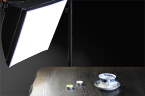 デジカメ撮影ライトRIFA（リファー）－F40×40cmで順光気味にキャンドルを照らしている状況の写真