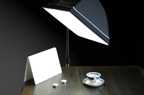 デジカメ撮影ライトRIFA（リファー）－F40×40cmで逆光気味にキャンドルを照らしている状況の写真