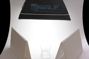 撮影用照明RIFA（リファー）-F40×40cmを使った、グラスの撮影のセッティング状況の写真