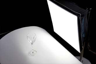 デジカメ照明RIFA（リファー）-F40×40cmをグラスの真後ろにセットした状態の写真